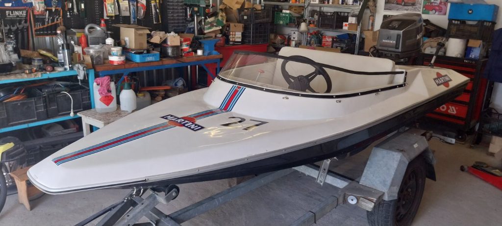 Veterán, idős hajó felújítás. Motorcsónak, verseny motorcsónak. GPS sebességmérő. Martini racing Martini design Retró hajó javítás. Ricker János restaurátor műhely