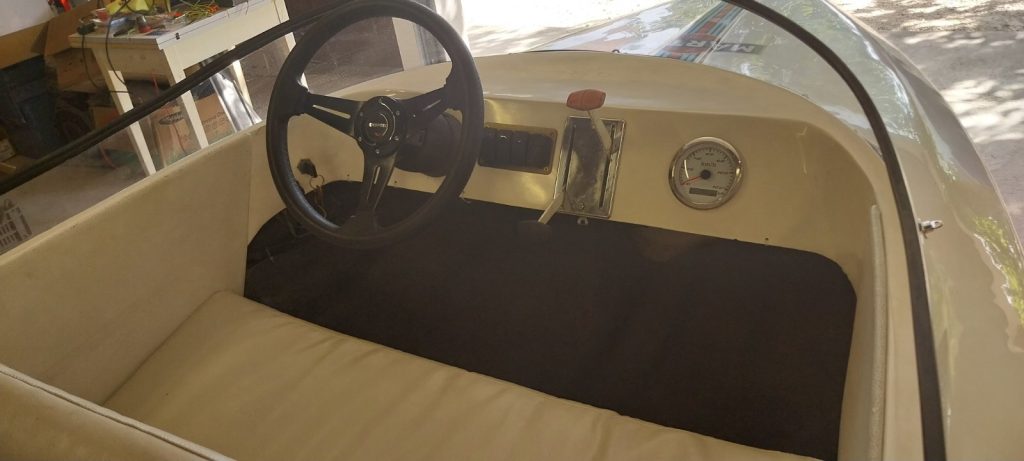 Veterán, idős hajó felújítás. Motorcsónak, verseny motorcsónak. GPS sebességmérő. Martini racing Martini design Retró hajó javítás. Ricker János restaurátor műhely